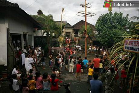 Đặc sắc chùm ảnh lễ hội trèo cây cau bôi mỡ tại Indonesia ảnh 1