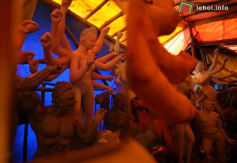Những vị thần đang được chỉnh sửa trong xưởng để chuẩn bị cho festival Durga Puja tại Allahabad , Ấn Độ.   