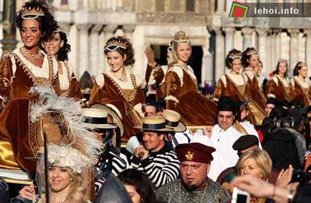 Đoàn thiếu nữ trong những bộ trang phục cổ tại quảng trường Saint Mark ở Venice, Italy . Ảnh: Reuters. 