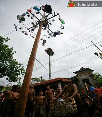 Đặc sắc chùm ảnh lễ hội trèo cây cau bôi mỡ tại Indonesia ảnh 1