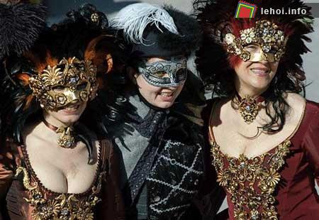 Các cô gái tham gia trong lễ hội carnival Venice . 