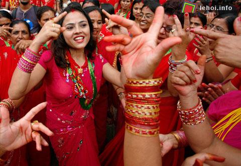 Phụ nữ Hindu trong điệu nhảy truyền thống tại điện Pashupati Nath trong festival Teej diễn ra tại Kathmandu. Những phụ nữ đã kết hôn thì mặc chiếc váy cưới truyền thống để hát mừng và cầu nguyện tuổi thọ và sức khỏe cho người chồng. Những cô gái chưa chồng thì tới đây để cầu nguyện có được một người chồng tốt.    
