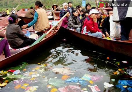 Vứt rác bừa bãi tại suối Yến, lễ hội chùa Hương
