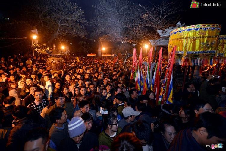 Hàng vạn người dân đến tham dự lễ Khai ấn đền Trần