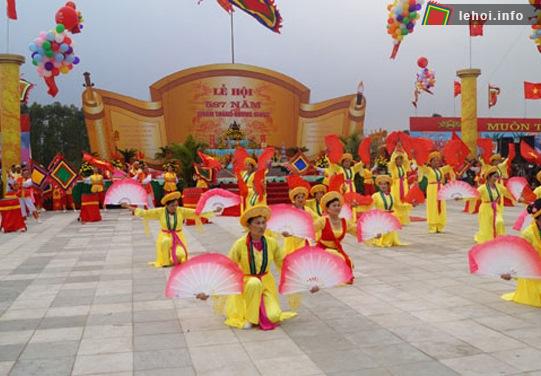 Đoàn múa nghệ thuật trong Lễ hội Xương Giang tại Bắc Giang