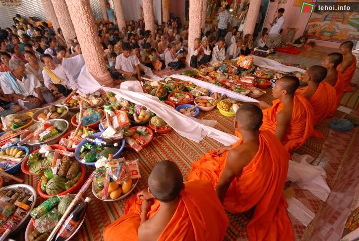 Người dân Khmer quây quần cùng ăn cơm tại thánh đường