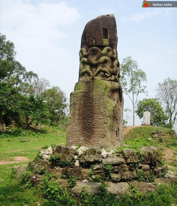 Một cây cột ở chùa Dạm có chạm khắc tinh tế vẫn còn được bảo toàn gần như nguyên vẹn