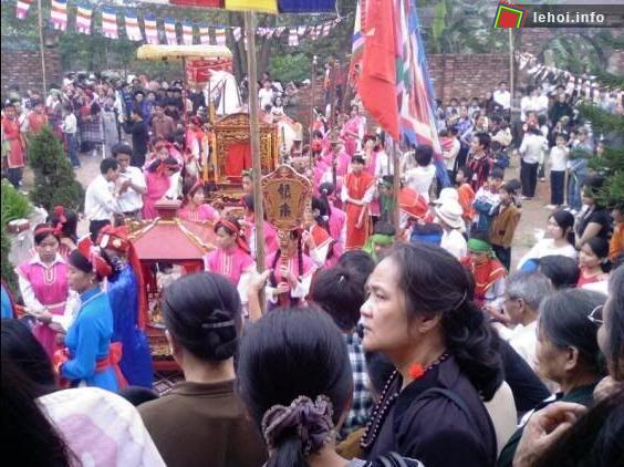 Lễ rước lễ vật trong Lễ hội làng Vọng Nguyệt tại Bắc Ninh