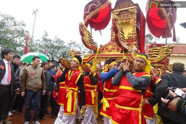Trai tráng trong làng khiêng kiệu trong ngày Lễ hội tưởng niệm Cao Lỗ Vương tại Bắc Ninh