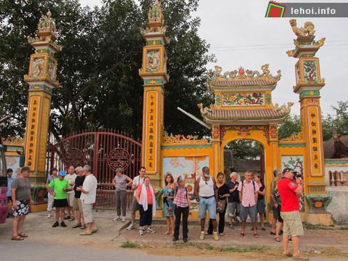 Du khách nước ngoài đến tham quan Hội làng Tam Tảo tại Bắc Ninh