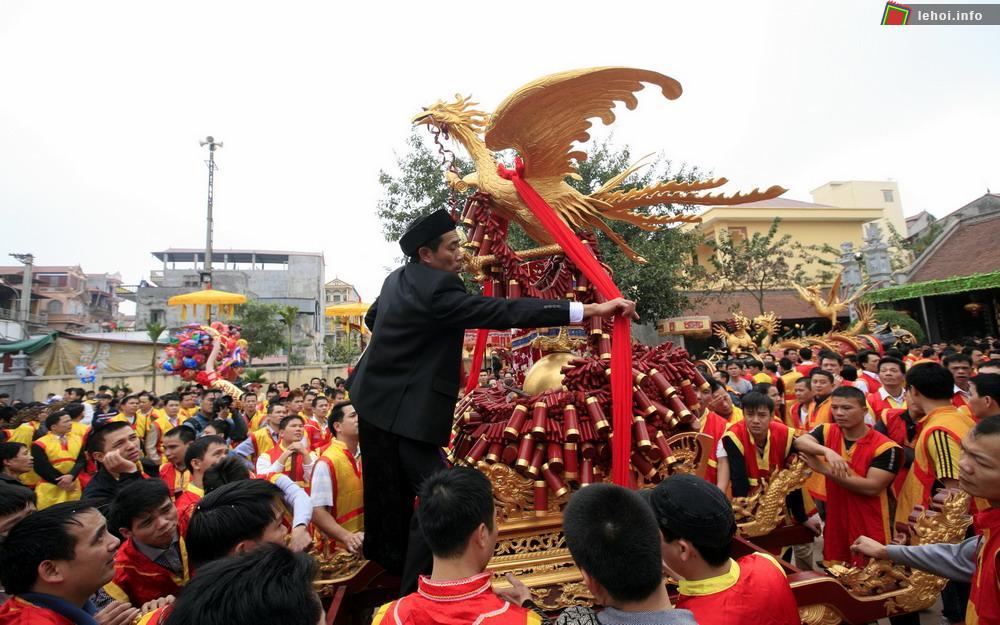 Lễ rước pháo là một trong những nét văn hóa đặc trưng nhất trong ngày hội làng Đồng Kỵ