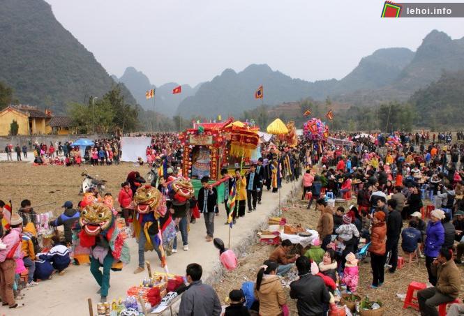Người dân trong vùng và khách thập phương kéo về hội chùa Sùng Phúc xem rước kiệu Quan Âm Bồ Tát