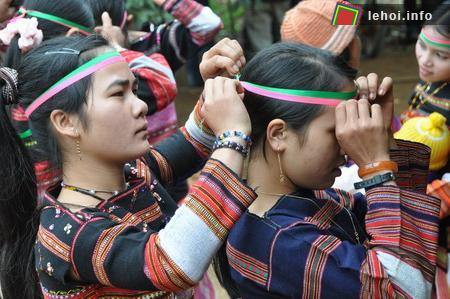 Các cô gái trong làng chuẩn bị trang phục cho hát múa trong dịp lễ.