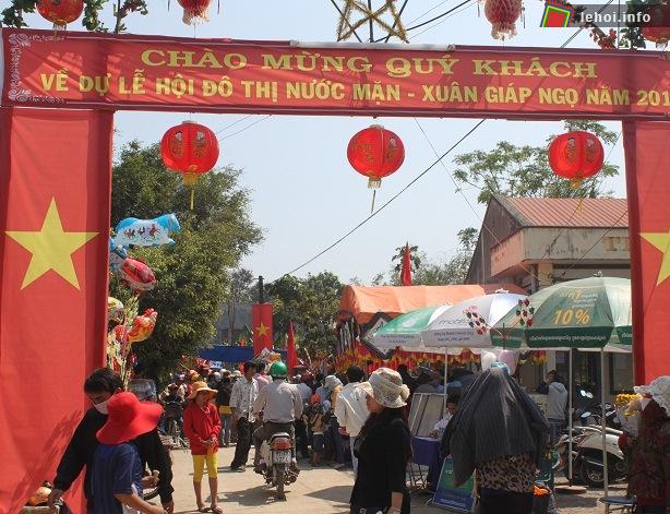 Người dân từ khắp nơi đổ vể Bình Định tham dự lễ hội Nước Mặn