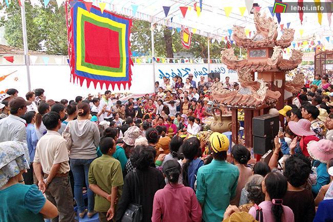 Hàng nghìn du khách thập phương về hành hương tại lễ hội Miếu Bà