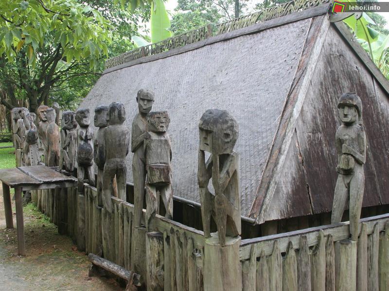 Xung quanh nhà mồ là những tượng người được đục đẽo từ gỗ