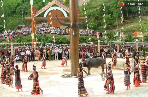 Lễ hội đâm trâu là một lễ hội lớn mang nét đặc trưng của người Bahnar ở Gia Lai