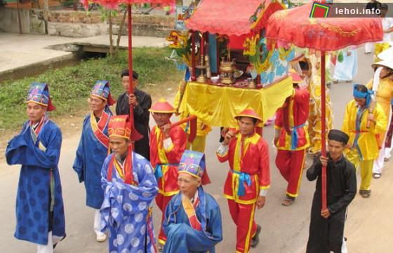 Lễ rước kiệu trong Hội làng Túy Loan