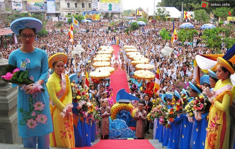 Cứ vào ngày hội Quan Thế Âm lại có hàng nghìn du khách và Phật tử hội tụ về Đà Nẵng xem hội