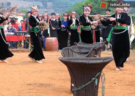 Hội mừng mưa rơi của dân tộc Khơ Mú là lễ hội truyền thống mang già bản sắc dân tộc