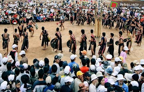 Người dân dân tộc Mạ nổi cồng chiêng và nhảy múa trong ngày lễ Yang Koi