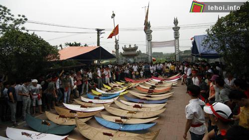 Hội thả diều ở Bá Giang hàng năm thu hút từ năm đến sáu chục người tham gia