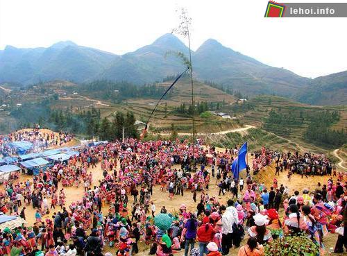 Người dân trong bản và đông đảo khách du lịch về Hà Giang xem hội Gầu Tào