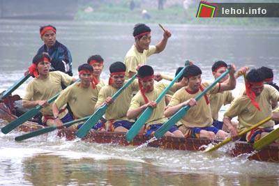 Các chàng trai Quyền Sơn trong cuộc đua thuyền trên sông Đáy