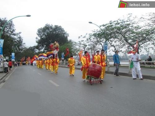 Đội rước kiệu đến chùa Trấn Quốc thỉnh nước về làm lễ mộc dục
