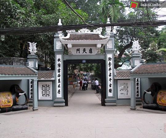 Cổng đình Ứng Thiên có tượng hai con voi lớn ở cổng tạo nên vẻ uy nghiêm