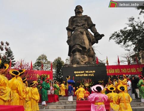 Ban tế lễ và các đoàn lễ cùng dâng hương lên vua Quang Trung