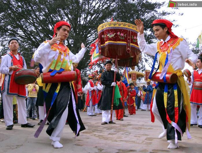 Màn múa Con đĩa đánh bồng do các nam thanh niên biểu diễn là phần ấn tượng nhất trong lễ hội làng Triều Khúc