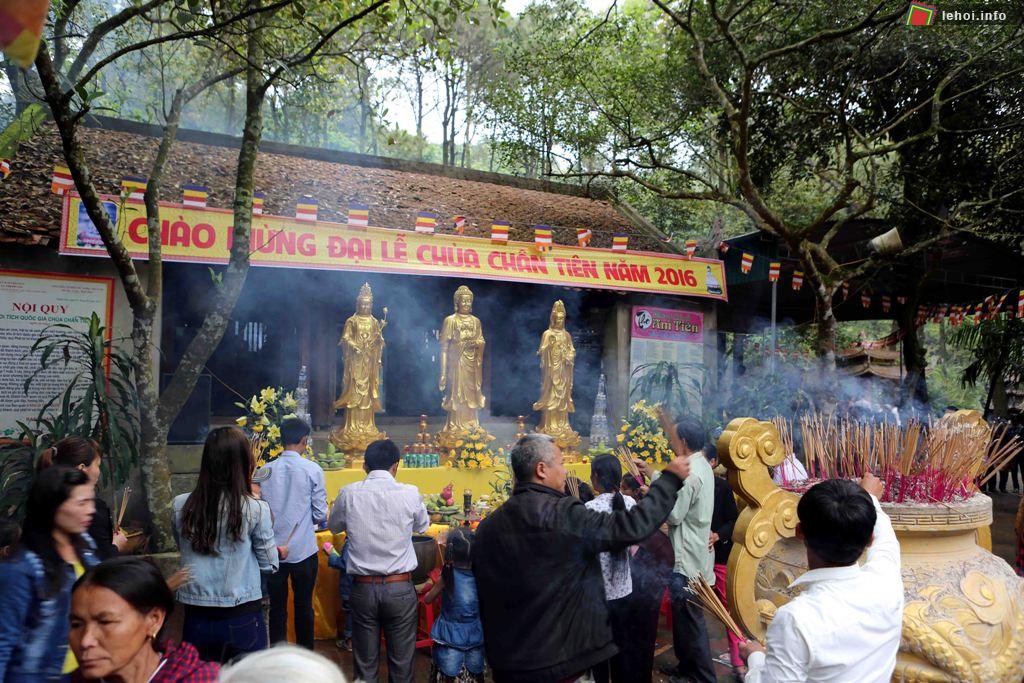 Lễ hội Chùa Chân Tiên thu hút được nhiều du khách đến xem hội và cầu Phật