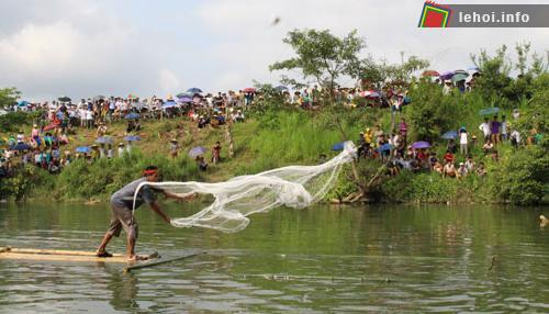 Lễ hội đánh cá suối Tháng ba thu hút đông đảo người dân tham gia