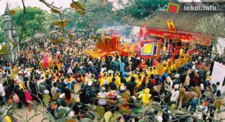 Lễ hội đền Ủng thu hút đông đảo người dân và du khách tới tham dự
