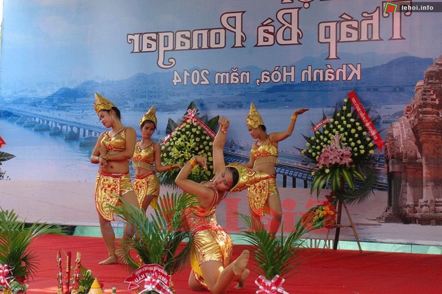 Biểu diễn múa Chăm tại lễ hội