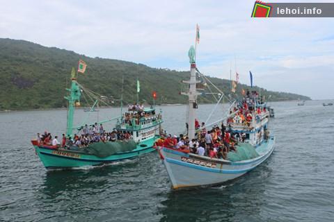 Tàu cá kéo về Cảng Hòn Sơn tham dự lễ hội Nghinh Ông