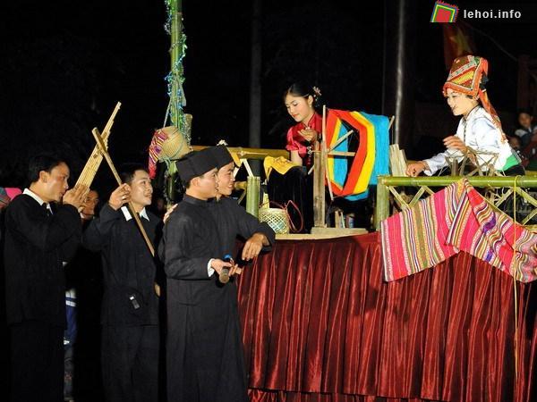 Một màn hát đối đáp trong Hạn Khuống của người Thái