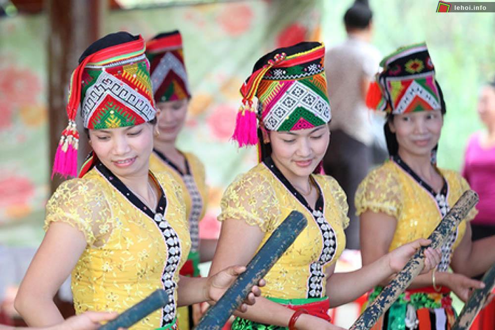 Nét đẹp người con gái Thái trong lễ hội Xên Mường