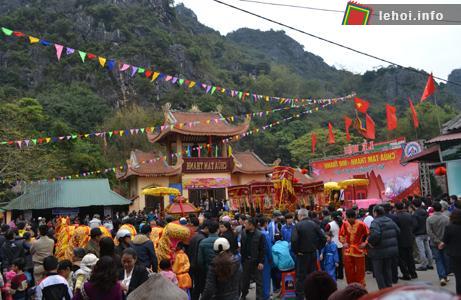 Đông đảo người dân và du khách tới tham dự lễ hội chùa Tam Thanh