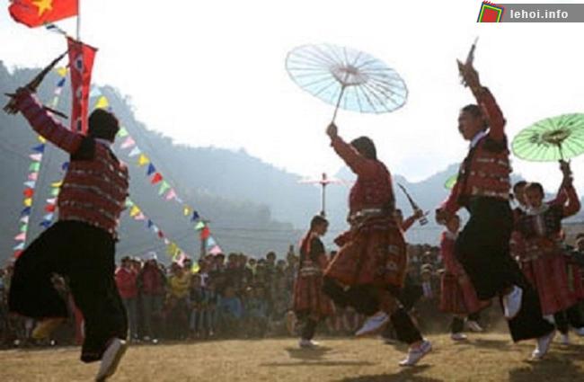 Hình ảnh người dân nhảy múa trong lễ hội
