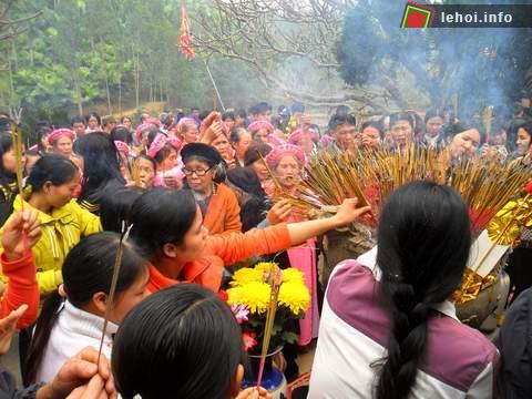 Nhân dân tham gia lễ hội đền Năng Yên
