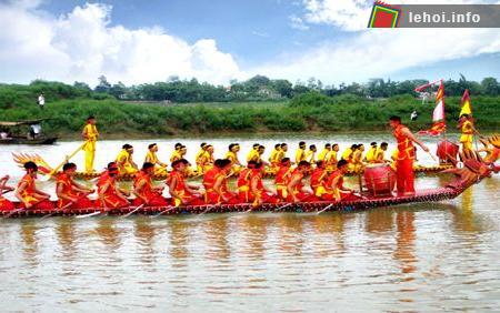 Thi đua thuyền trong lễ hội Bạch Hạc