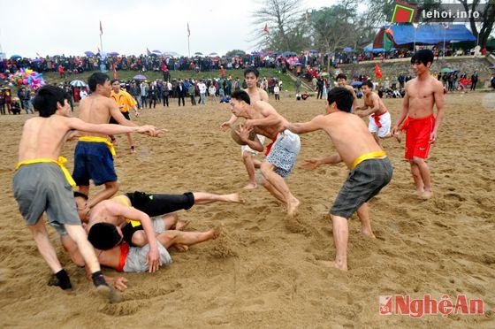 Vật cù - môn thể thao dân gian tại lễ hội Đền Bạch Mã