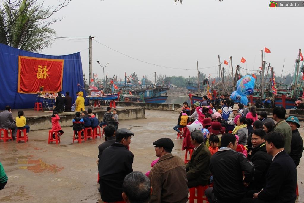 Lễ hội Cầu Ngư hàng năm thu hút rất đông sự tham gia của người dân