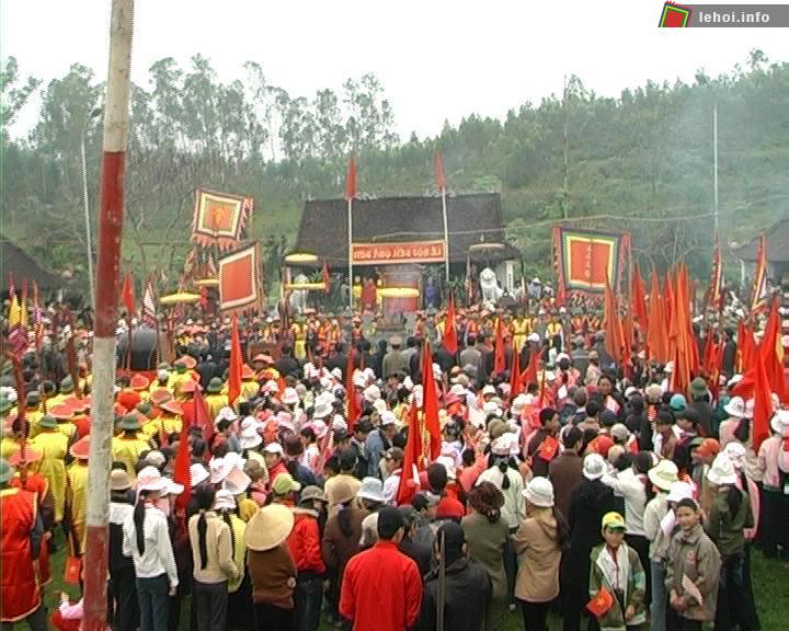Lễ hội đền Quả Sơn thu hút đông đảo người dân tham gia