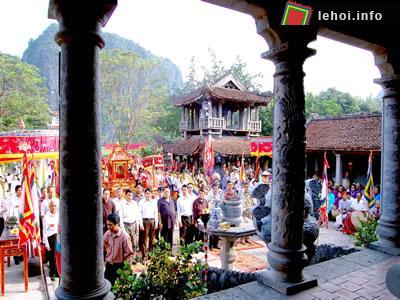 Đông đảo người dân trong vùng và du khách tới tham dự lễ hội đền Thái Vi