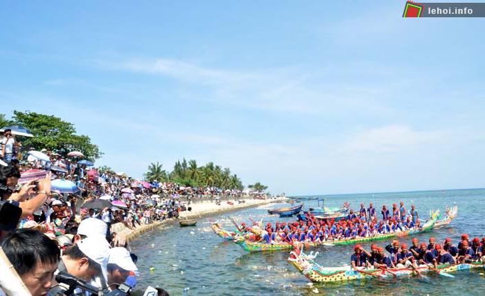 Hàng ngàn người dân dự xem lễ hội đua thuyền