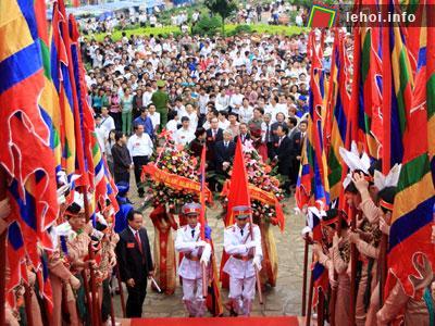 Người dân tập trung rất đông tại lễ Hội đền Hùng