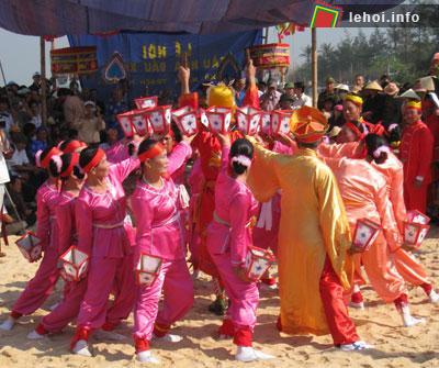 Nghi lễ múa bông tại lễ hội cầu mùa Bảo Ninh